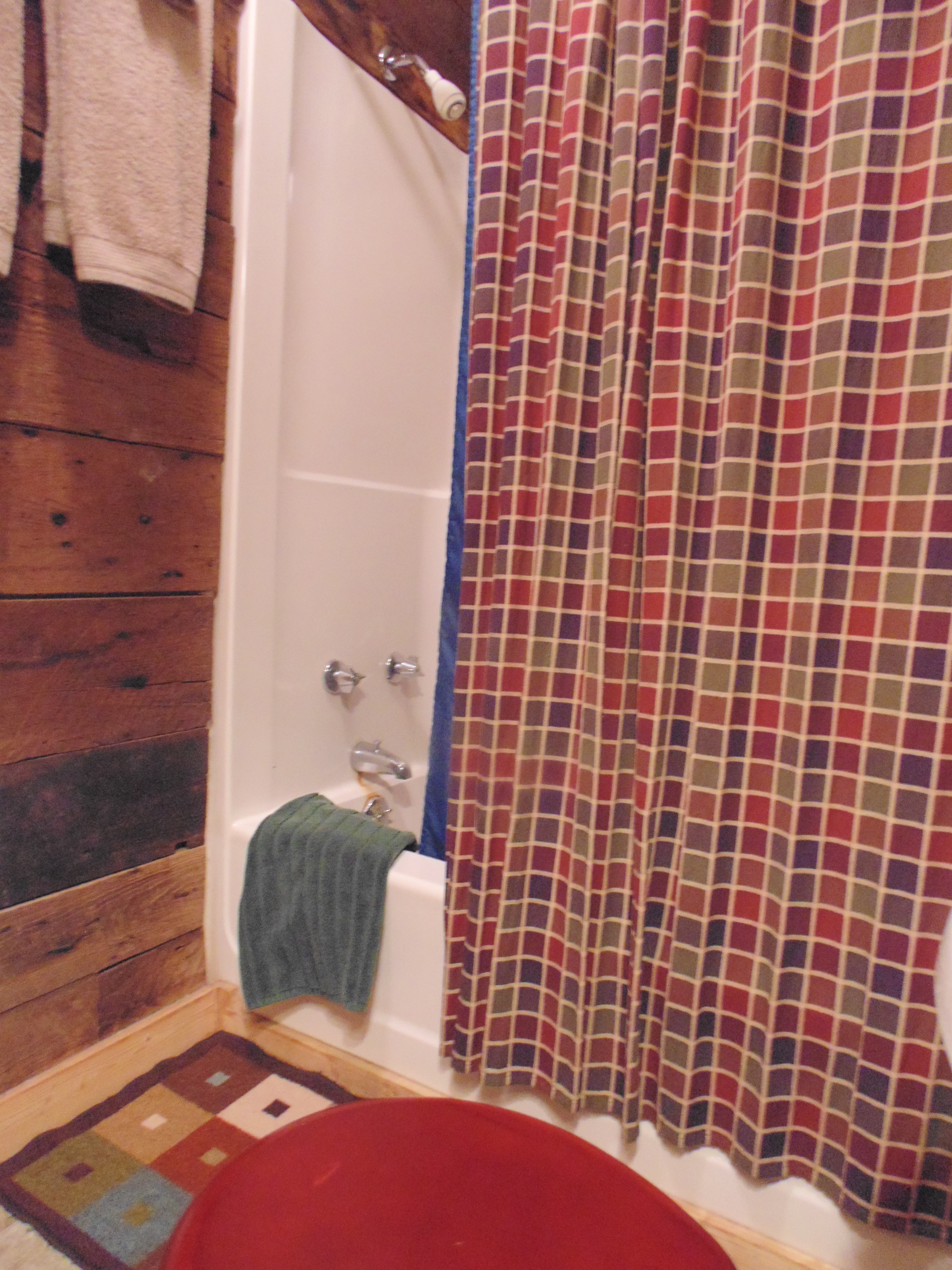 CabinBathroom22014.JPG